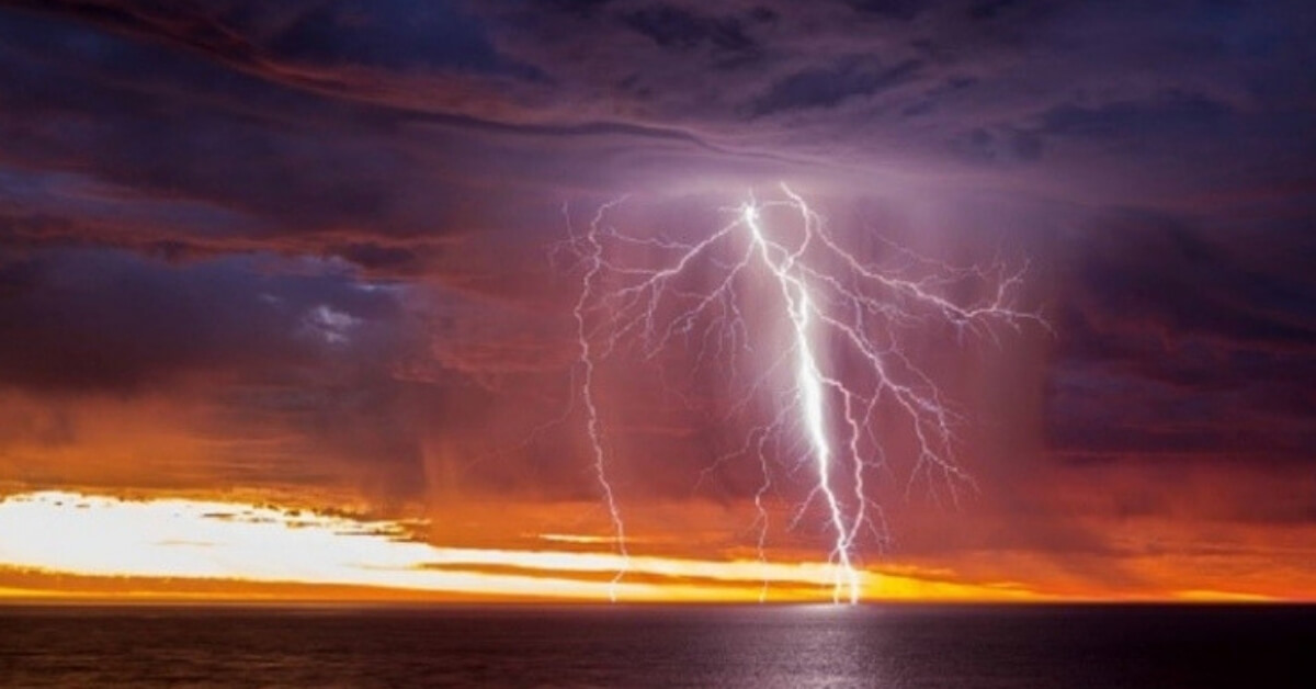 Right Place, Right Time: Beautiful Images Of Extreme Weather