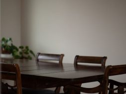 empty-dining-table-regular-man-unsplash.jpg