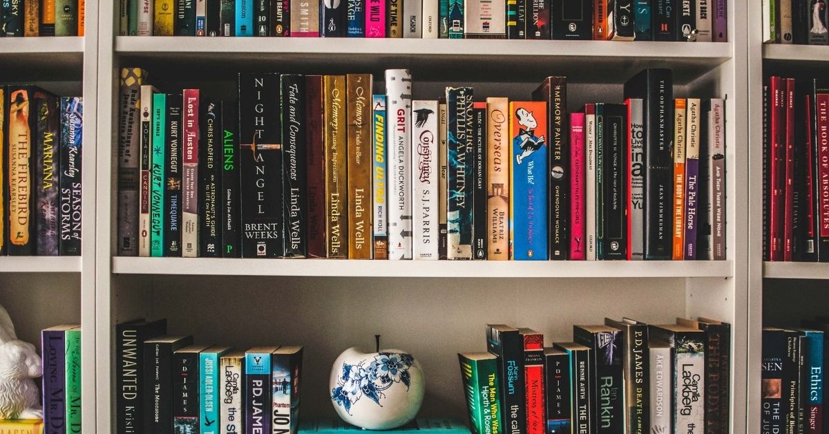 How To Declutter Your Bookshelf