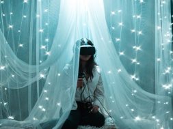Girl-using-VR-tech-by-Barbara-Zandoval-Unsplash.jpg