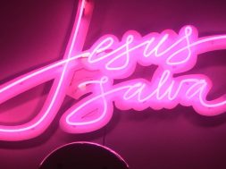Jesus-Salva-neon-sign-Unsplash.jpg