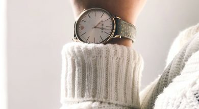 Woman-wearing-wristwatch.jpg