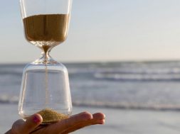 Sand-in-an-hourglass.jpg