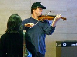 Joshua-Bell-plays-violin-in-a-subway.jpg